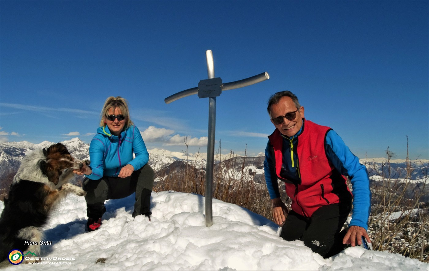 30 Alla piccola croce della  cima innevata del  Monte Podona (1228 m) .JPG -                                